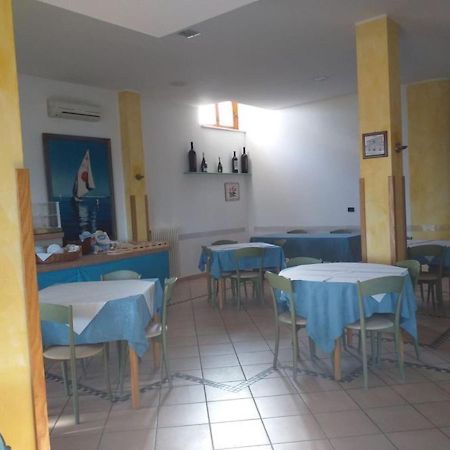 Room In Bb - Spacious Double Room Beside The Sea Pineto Buitenkant foto