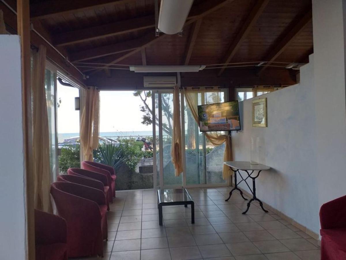 Room In Bb - Spacious Double Room Beside The Sea Pineto Buitenkant foto