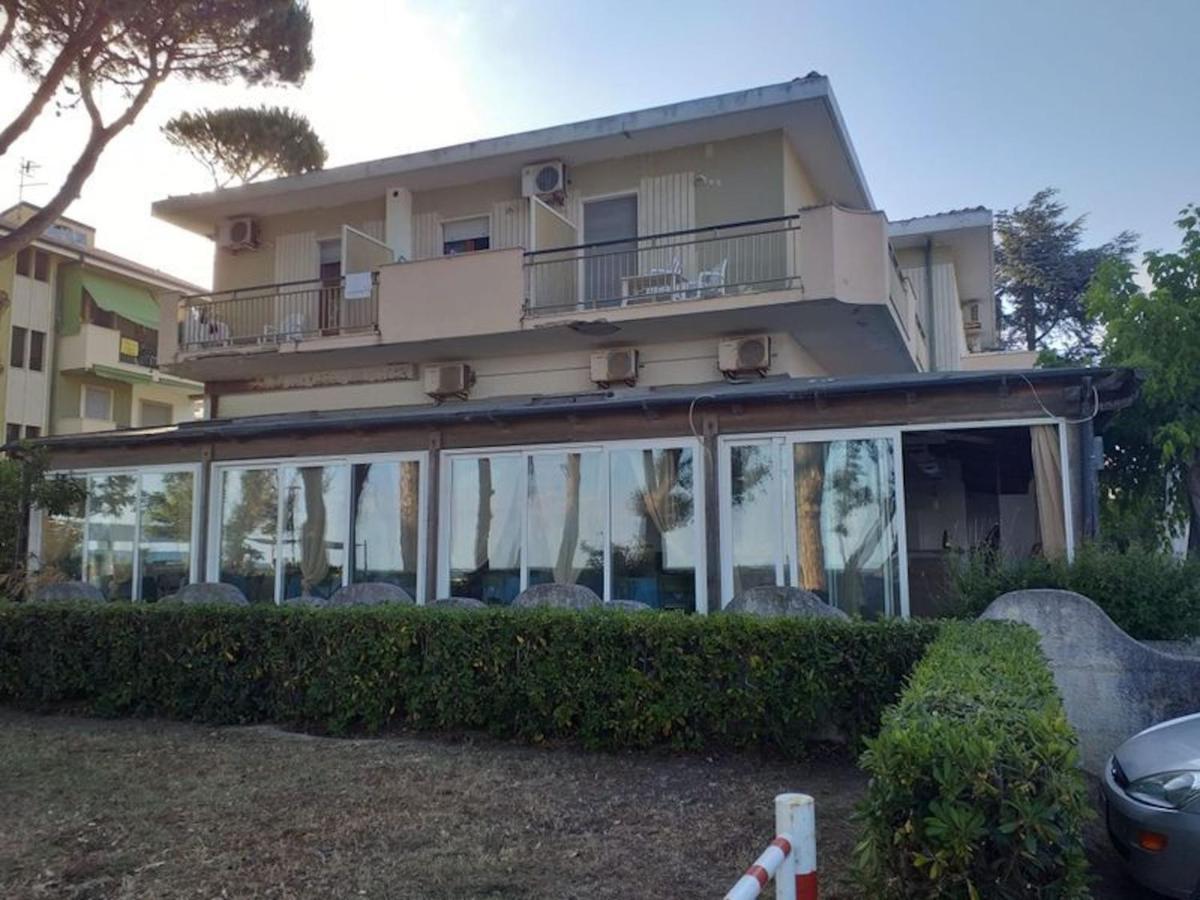Room In Bb - Spacious Double Room Beside The Sea Pineto Buitenkant foto