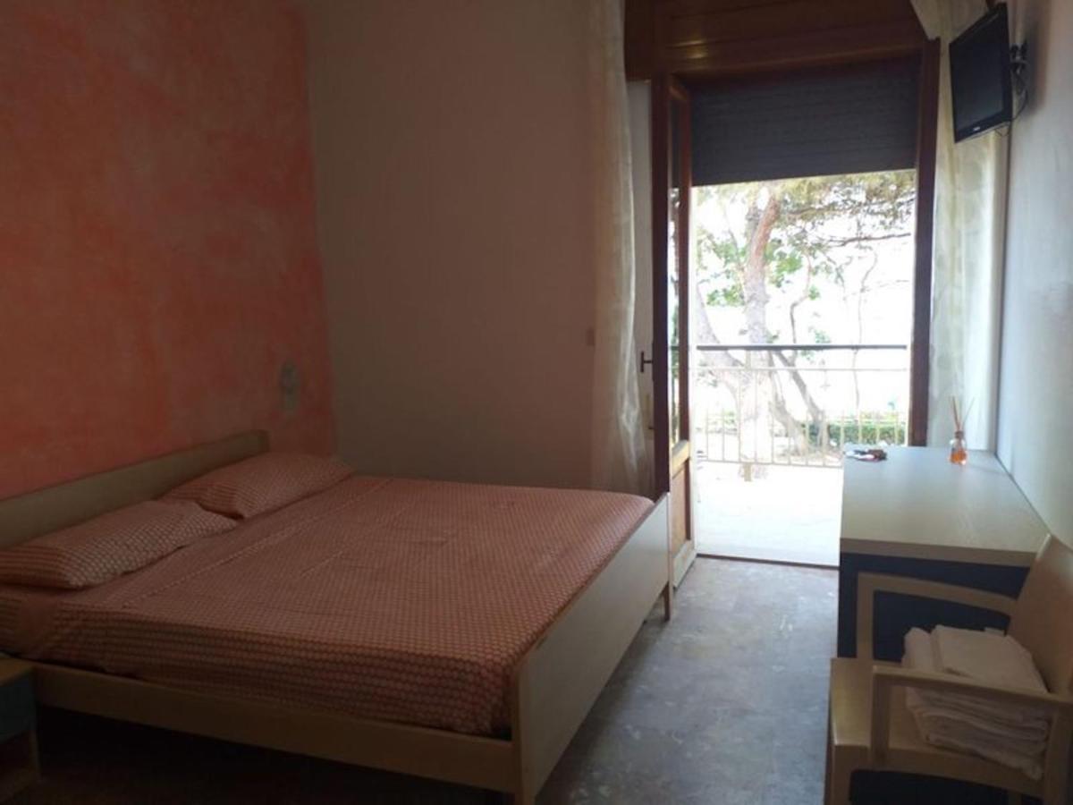 Room In Bb - Spacious Double Room Beside The Sea Pineto Buitenkant foto